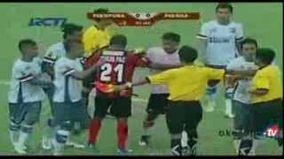 Insiden Kekerasan di Laga Persipura vs Persiba Balikpapan [upl. by Virnelli]