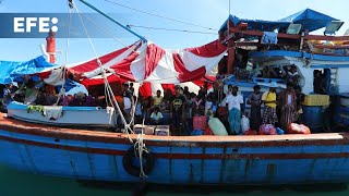 Un barco con 150 rohinyás permanece varado desde hace días frente a la costa de Indonesia [upl. by Lillis]