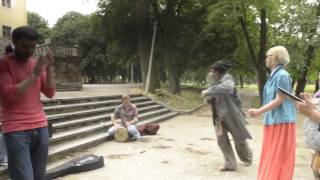 Prank with robbing a street guitarist  drunk homeless man sings Happy by Williams Pharrell [upl. by Erodeht]