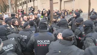 Momentos de tensión entre manifestantes y Mossos por el traslado de las obras de Sijena a Aragón [upl. by Zerimar76]