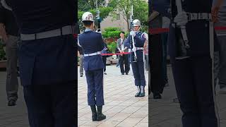 紮紮實實的功夫呈現，帥帥帥！🤩🤩🥰 空軍儀隊 國民革命忠烈祠 [upl. by Enyrehtak]