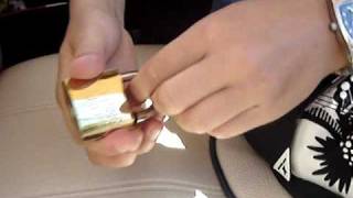 TUTORIAL Padlock Picking Using Paperclip [upl. by Laen]