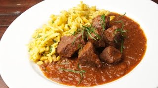 Gulasch Rindergulasch wie ein Chefkoch zubereiten [upl. by Ainafetse]