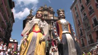 Gigantes de Pamplona bailando al son de La Pamplonesa en Sanferines HD [upl. by Dnanidref]