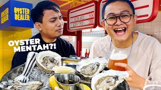 Nyobain Oyster Mentah di OYSTER DEALER Cove at Batavia [upl. by Nuahsal]