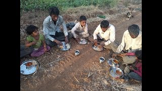 शेतातील ऊस तोडणी कामगारांसाठी केलेली खास गावरान चिकन रस्सा ची मेजवानी Gavran chicken rassa [upl. by Kennan]