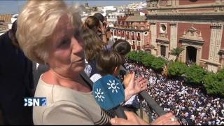 Una familia coreana en la Semana Santa de Sevilla [upl. by Damiani]