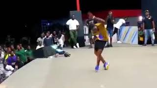 Ordinateur défier par un danseur Togolais [upl. by Aelak838]