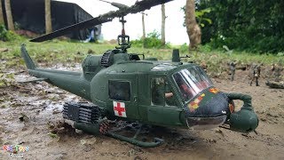 Bell UH1 Huey Gunship Rescue toy soldiers Figure action [upl. by Konstantin]