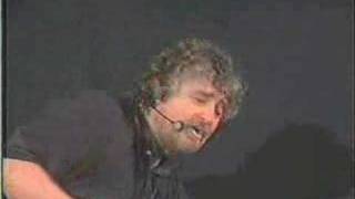 Beppe Grillo distrugge un computer [upl. by Eob]