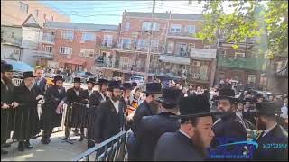 Skver Rebbe Arriving At the Levaya of his brother in law Rachmastrivka Rebbe [upl. by Casia]