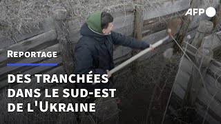 En Ukraine des ados creusent des tranchées pour oublier les cauchemars  AFP [upl. by Vincentia]