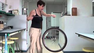 Angular momentum in a bicycle wheel  Momento angular en una rueda de bici [upl. by Hametaf456]