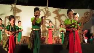 IndonesianJavanese Traditional Dance for Children [upl. by Janeva303]