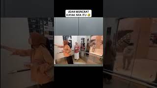 Ada apa dengan laki laki ini Coba kalian perhatikan trending ngakak viralvideo [upl. by Inilahs]