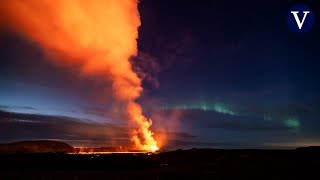 De postal el volcán en erupción de Grindavik con una aurora boreal [upl. by Acinnej]