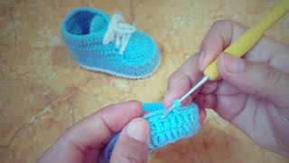 طريقة عمل حذاء كروشيه  how to crochet baby booties [upl. by Mindi]