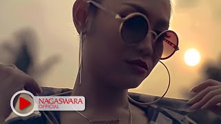 Devy Berlian  PHP  Pemberi Harapan Palsu  Remix Version  Official Music Video  NAGASWARA [upl. by Walsh289]