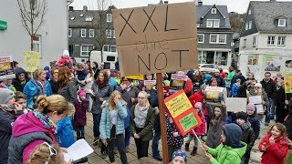 Lautstarke Proteste gegen „XXLGrundschule“ NeunkirchenNRW [upl. by Enixam]