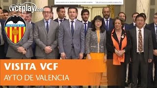 El Valencia CF en el Ayuntamiento para disfrutar de las Fallas [upl. by Schou590]