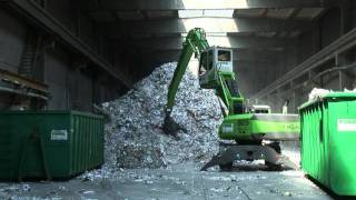 SENNEBOGEN  Recycling 825 Umschlagmaschine bei Containerbeladung in der Halle [upl. by Adnohsal480]