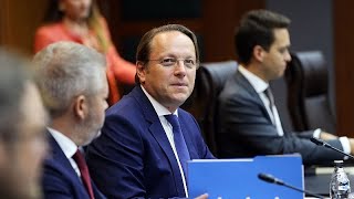 Oltre 70 eurodeputati chiedono le dimissioni del commissario Várhelyi [upl. by Ailahtan]