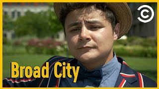 Staatsbürgerschaft  Broad City  S02E07  Comedy Central Deutschland [upl. by Tugman231]