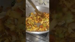 Aalu aur gobhi ki Sabji food shorts homemadefood [upl. by Reid]