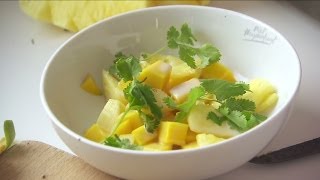 Ananas en Mango schillen  SOS Piet  VTM Koken [upl. by Ayeka]