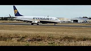 Béziers airport Boeing 737800 making Short Field performance landing withfull reversers 👍👍💪💪 [upl. by Aynotahs]