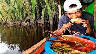 fishing and cooking giant fresh water prawns mancing dan masak menu favorit Angler Kayong di perahu [upl. by Chantal726]