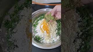 तुमची ही मुले भाकरी खात नाही Jwarichekothimbir thalipeeth recipe familyrecipes shorts [upl. by Kilgore357]