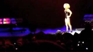 VOSTFR Lady gaga stop un concert bagarre sous titres français publique [upl. by Madeline]