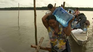 A agonia do rio Amazonas e suas comunidades indígenas na Colômbia  AFP [upl. by Ecirtahs]