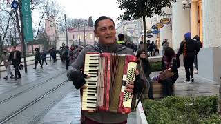 Stanescu Florin  İstanbul  Taksim İstiklal Street Akordeon iphone13pro apple iphone istanbul [upl. by Neetsyrk]