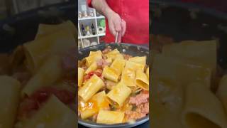 Paccheri con salchicha y funghi porcini ceps con tomate pomodorini [upl. by Ehcsrop]