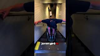 Este Chico en Silla de Ruedas Aprendió a Bajar Escaleras [upl. by Yrekcaz]