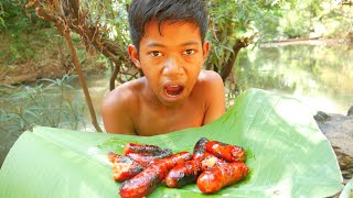 Cook And Eat Grilled Sausage Recipe On Rocks  How To Grill Sausage [upl. by Hinch509]