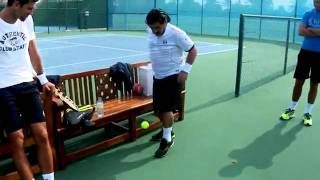 Maradona impresiona a Djokovic dominando pelota de tenis [upl. by Kinny268]