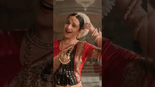 Madhuri dixit and Vidya balan dance together on Ami je tumar song [upl. by Specht]