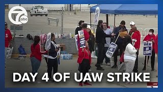 Bargaining continues between UAW amp Big 3 as strike enters day 4 [upl. by Barnebas]