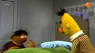 Bert amp Ernie  Samen het bed opmaken [upl. by Stringer]