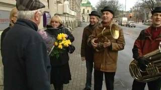 Raimondu Paulu dzimšanas dienā modina ceremoniju orķestris «Miers un Bērziņš» [upl. by Janine]