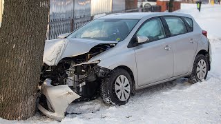 Poważny wypadek na quotkrajówcequot Toyota zatrzymała się na drzewie [upl. by Iphigeniah]