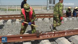 How are Chinas highspeed rail tracks laid [upl. by Pammi217]