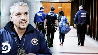 Dos pasajeros que casi escapan con contrabando  Aeropuerto de Sao Paulo  Discovery Latinoamérica [upl. by Niemad481]