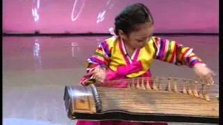 Kayagum quotHullariquot Hwang Ryeo Sim Kim Sol Hyang DPRK Music [upl. by Clellan]