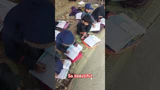 These primary school children are sitting together and memorizing the lessonshortsvideo bacha✍️🙏👍 [upl. by Enowtna]