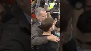 El abrazo de consuelo del Rey a dos vecinos de Paiporta eldebate felipevi [upl. by Ellicul]