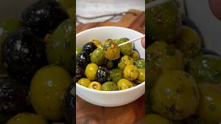 Aceitunas aliñadas 🫒 con queso feta al horno ¡Un aperitivo muy veraniego recetas youtubeshorts [upl. by Abe]